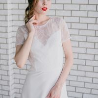 Элегантное платье с коротким рукавом и кружевной декольтированной спинкой.

Цвет: молочный
Размер: 42-44
Стоимость: 22.000
