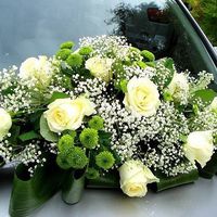 Розы и хризантемы, композиция на машину. Можно и на стол. От 3500 рублей. Живые цветы.