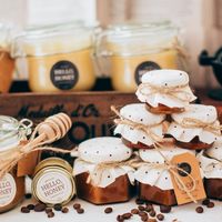 Заказать баночки с мёдом или вареньем для гостей на свадьбу можно на нашем сайте - 