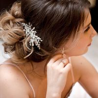 Свадебное украшение для волос, веточка "Santorini", ручная работа. 
Бусины хрустальные, стразы, ювелирная проволока с антиокислительным покрытием.
Размер украшения в длину: 10 см.