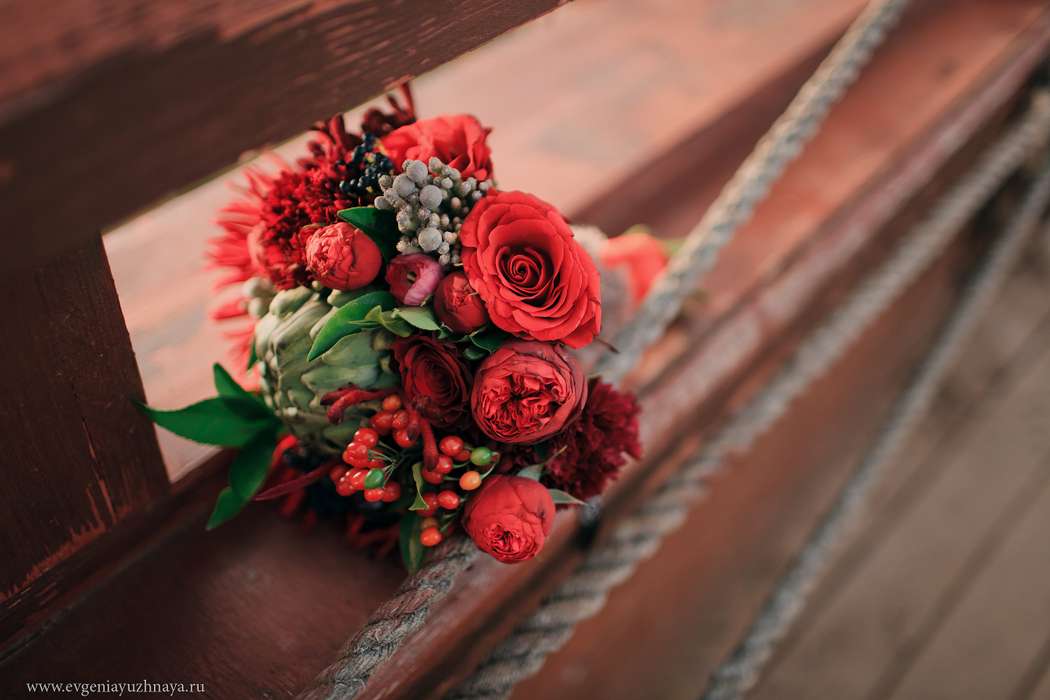 Букет невесты из красных и бордовых роз, зеленого артишока, серой брунии и красных ягод гиперикума - фото 2215476 Евгения Южная - фотограф
