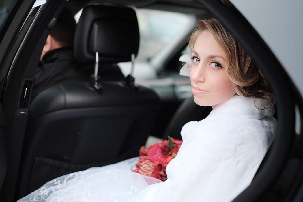 Невеста в машине - фото 13595724 Фотограф Евгений Андреев
