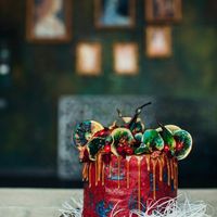 Шоколадные и ванильные бисквиты с ягодами, шоколадный мусс с красными ягодами. Покрыт ганашем из молочного шоколада, карамельной глазурью и орехами, фруктами, клюквой.
Фотографировала Марина Белоногова.