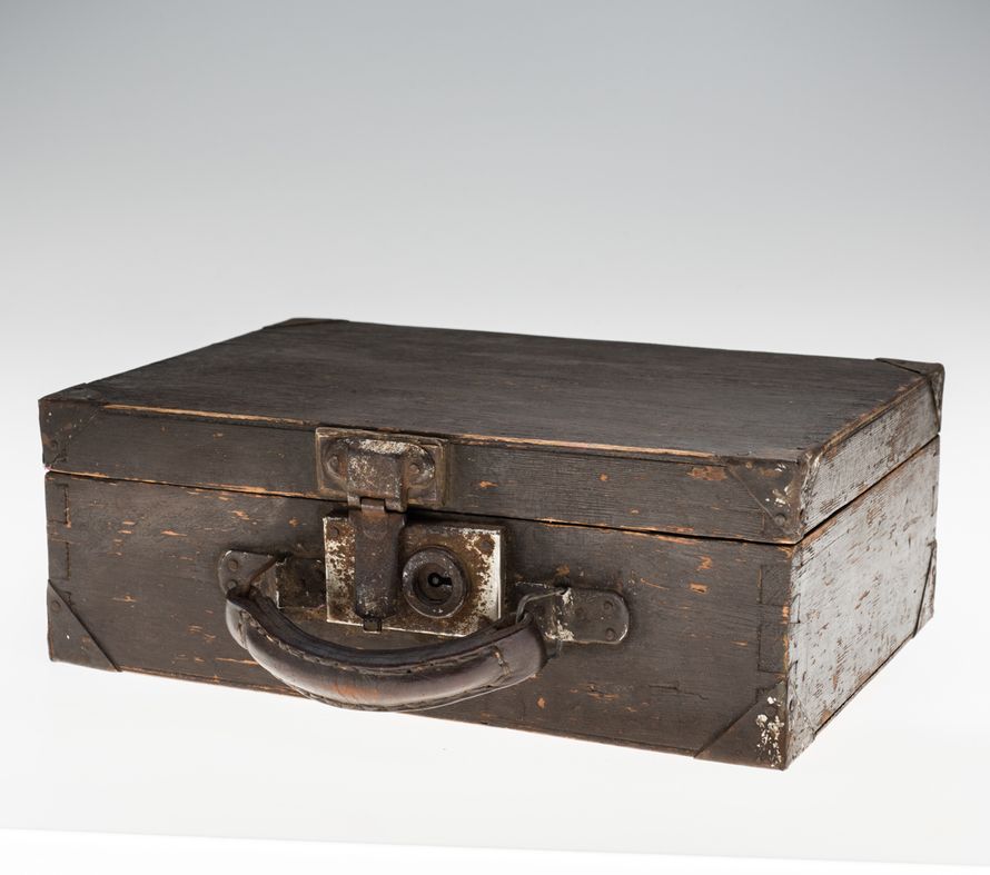 Кейс прокат. Ретро чемодан. Ретро чемоданчик. Ноутбук в чемодане ретро. Чемодан ретро 1960.