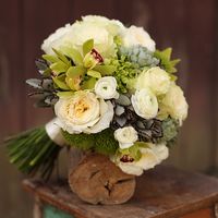 Букет невесты из пионовидных роз, дендробиума и суккулента