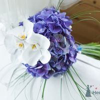 Цвета наоборот. Букет невесты из белых орхидей и синих гортензий 