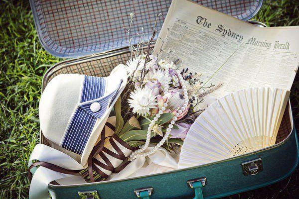 В голубом чемодане лежит букет цветов, шляпа, веер и газета - фото 1093543 Angie