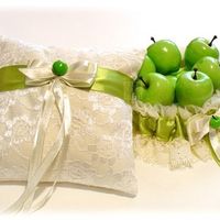Подушечка для колец и подвязка для невесты на яблочной свадьбе