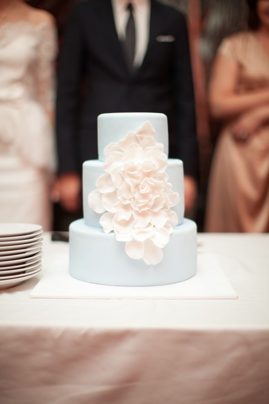 Трехъярусный свадебный тортик, нежно голубого цвета, украшенный сахарным цветком  - фото 1233671 yachernika