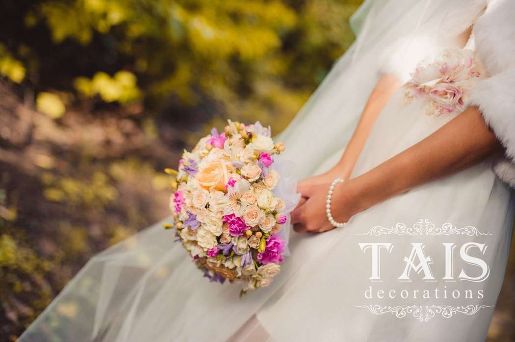 Букет невесты из сиреневых фрезий, белых, розовых и персиковых роз, декорированный белой лентой  - фото 2275302 Мастерская праздничного декора "TAIS decorations"