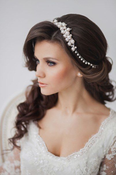 Прическа невесты с аксессуаром для волос 
