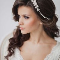 Прическа невесты с аксессуаром для волос 