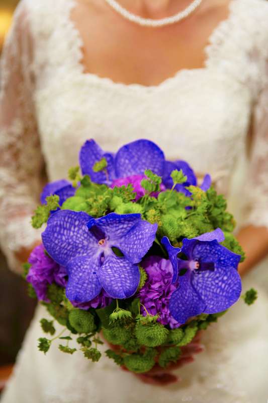 Букет невесты из сиреневых гвоздик, синих орхидей, зеных хризантем и буплерума  - фото 1776287 Полина Коровина флорист-дизайнер