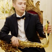 Выступление саксофониста на празднике