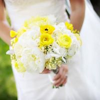 Бело-желтый букет невесты из гортензий, ранункулюсов и пионов