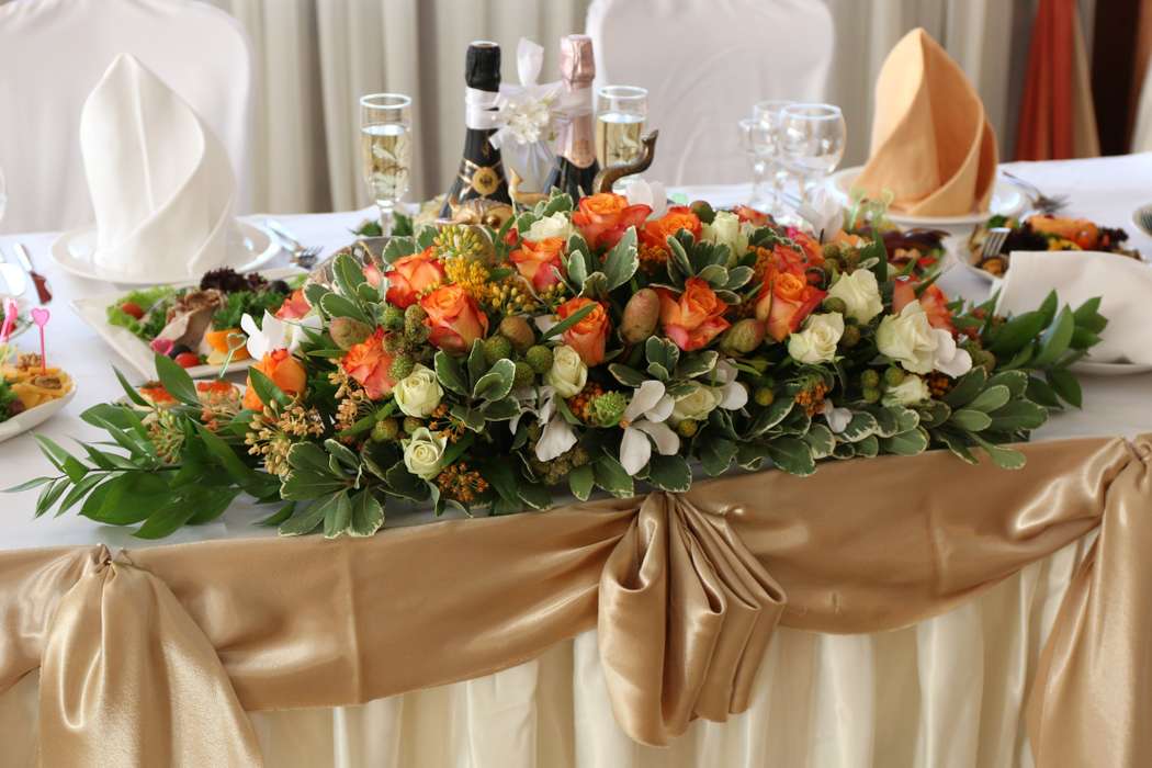 Композиция на стол жениха и невесты - фото 6737936 Flower pie - флористика и декор 