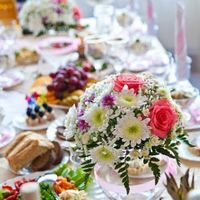 Цветы на столы гостей и ваза