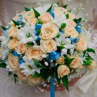 Букет невесты из розовых роз и белых ромашек