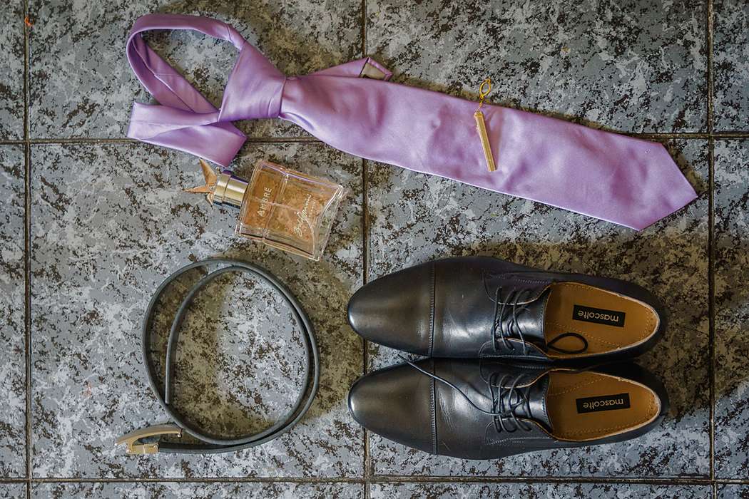 Сиреневый мужской галстук, черный ремень для брюк и черные мужские кожаные туфли со шнурками - фото 1419531 Светлана Богомолова - фотограф