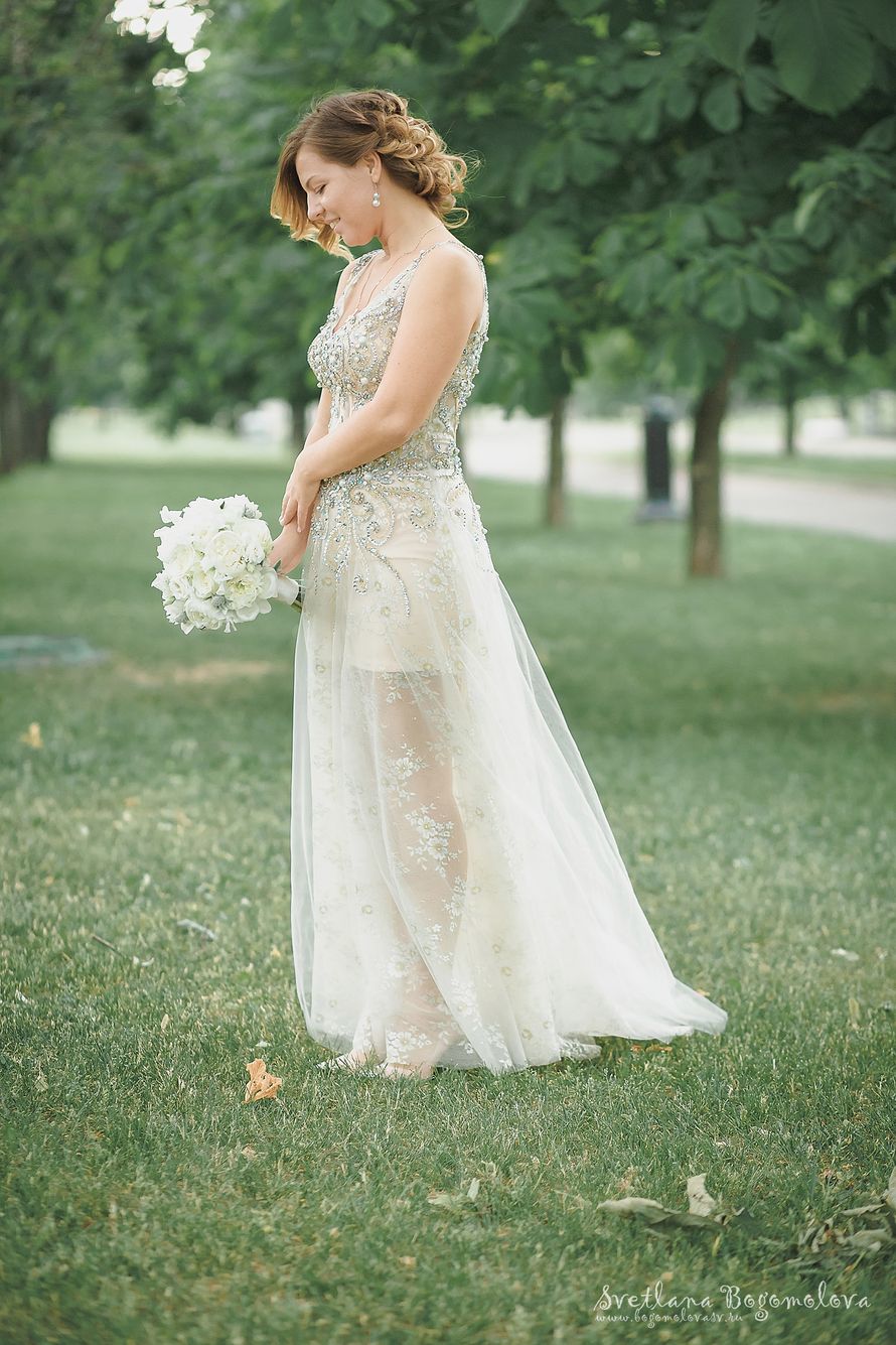 Невеста в прямом платье кремового цвета с прозрачной юбкой и корсетом на бретелях декорированным стразами  - фото 2506105 Светлана Богомолова - фотограф