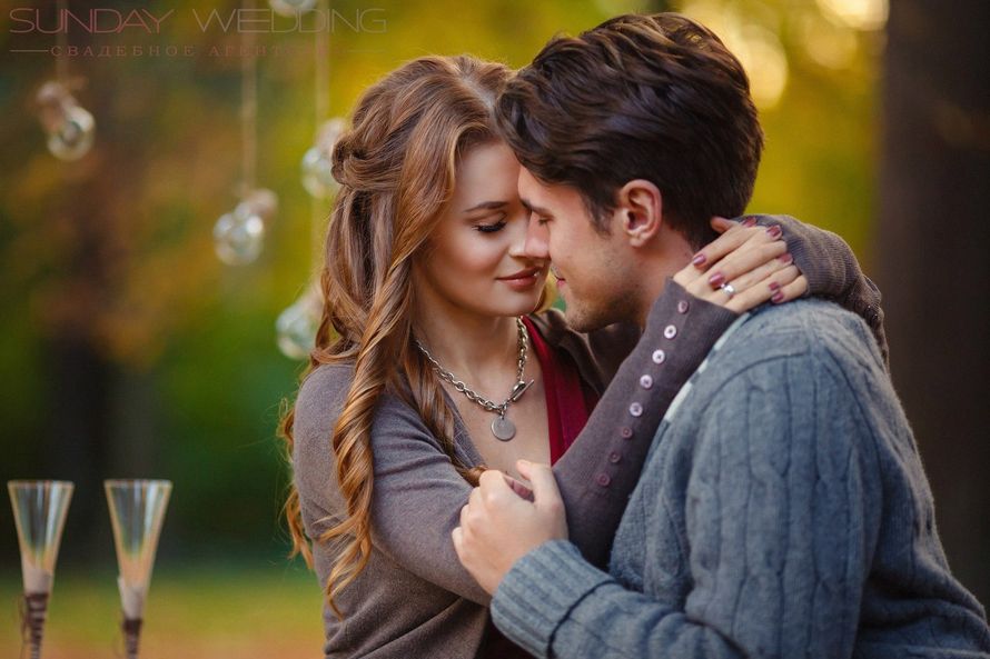 Не рядом не греешь. Мужчина и женщина обнимаются. Любовь. National boyfriend Day. Влюбленные совет
