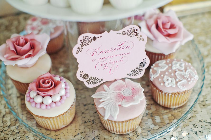 Розовые капкейки, украшенные цветами,  для свадебного candy bar в стиле шебби шик - фото 652729 LoveLetter - флористика и оформление свадеб
