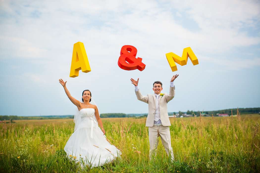 Тематическое дополнение к свадебной бутафории- объемные буквы, сложенные в инициалы, в желтом и красном цвете - фото 616448 Margaretti