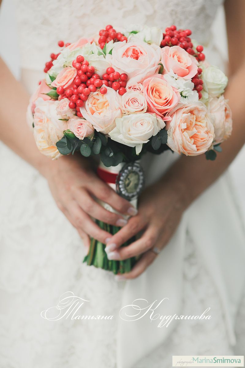 Букет невесты с пионовидными розами и калиной  - фото 1471097 Цветочная мастерская Татьяны Кудряшовой