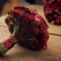 Яркий и сочный букет невесты в цвете марсала