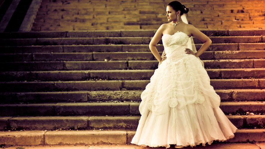 Невеста в пышном платье с комбинированной юбкой и кружевным корсетом  - фото 2523093 Свадебный фотограф Игорь Карпов