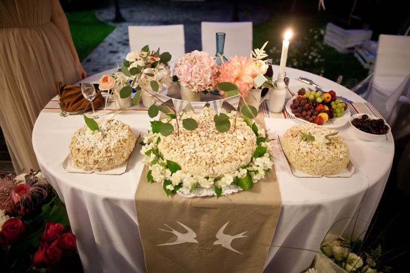 Три свадебных тортика, украшенные сахарными цветами и зелеными листьями  - фото 631881 ecliptika