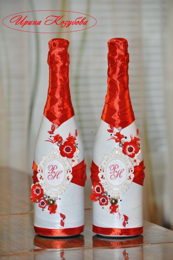 Свадебные бутылочки "Афродита" в красно-белом цвете с рамками и инициалами. - фото 7550210 Свадебные аксессуары от Ирины Козубовой