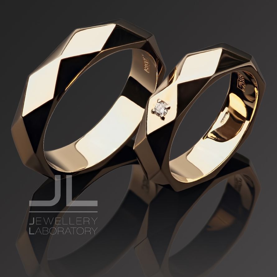 Обручальное кольцо "Ромбы" из золота с бриллиантом