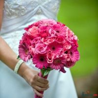 Розовый букет невесты в круглом стиле из роз и гербер