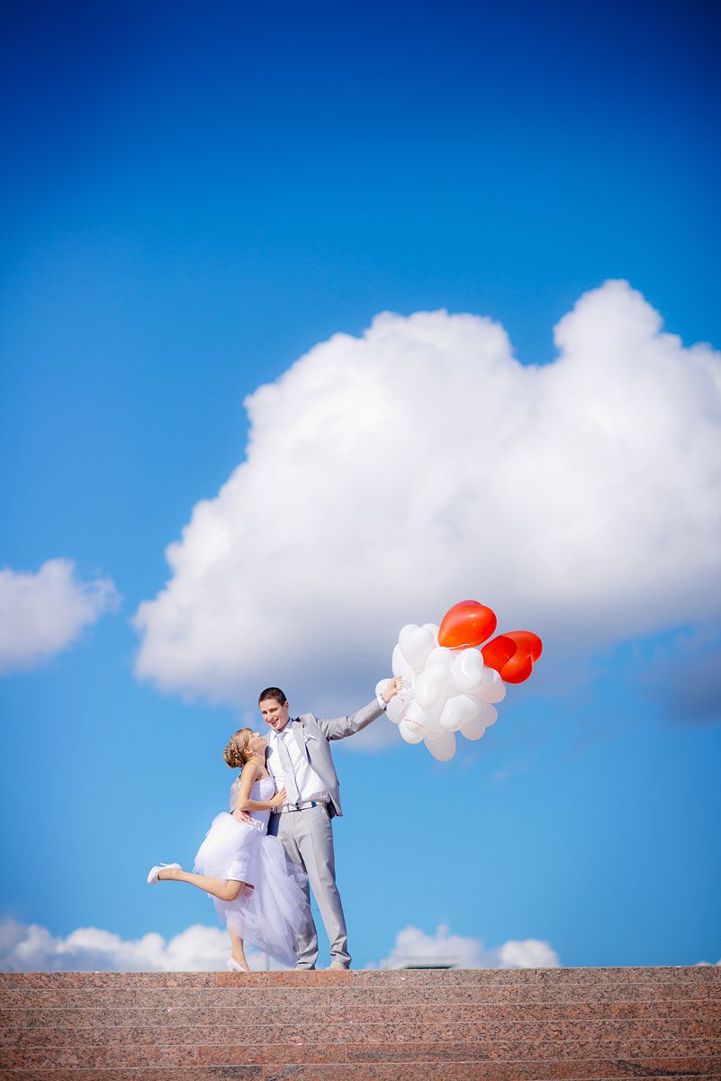 Оформление для фотосессии летней свадьбы с использованием белых, красных воздушных шаров в форме сердца - фото 1309123 Фотограф Миняйленко Вера