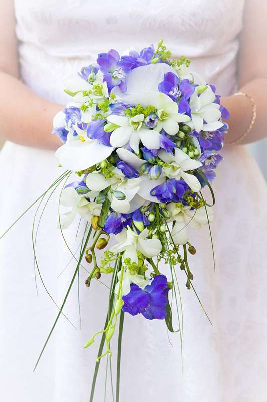Бело-голубой букет невесты из фиалок и орхидей - фото 2270782 Евгения Лаврова - оформление цветами