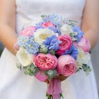 Яркий розово-голубой букет невесты из роз и фиалок 