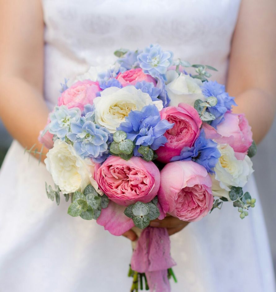 Яркий розово-голубой букет невесты из роз и фиалок  - фото 2909857 Евгения Лаврова - оформление цветами