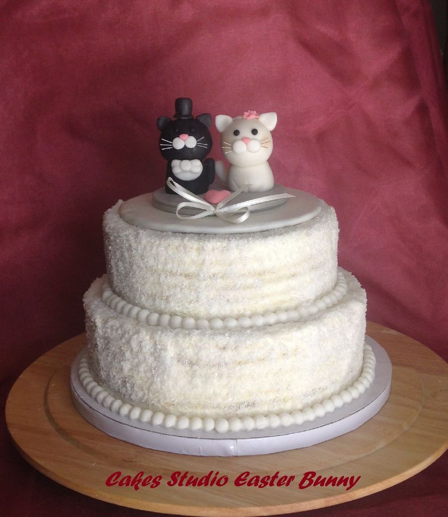 «Котики»
Свадебный двух - ярусный торт был изготовлен по просьбе  невесты с фигурками «котиков» и покрыт  кокосовой стружкой вместо мастики.
Начинка – Медовик. - фото 13814570 Cakes Studio Easter Bunny, кондитерская