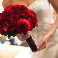 Яркий красный букет невесты из астр, калл и роз