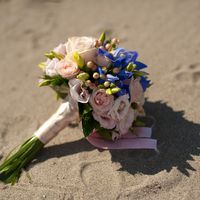 Букет невесты из голубых ирисов, розовых роз и эустом