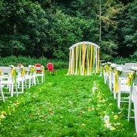 Очень красивая свадебная церемония на природе в лимонном стиле