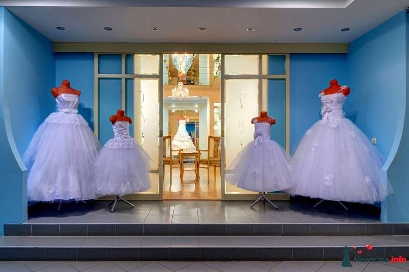 В комплект к свадебному платье можно подобрать платье маленькой подружки невесты такого же фасона. - фото 449574 Торговый дом "Салон новобрачных" - платья