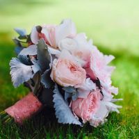 Нежно-розовый букетик из орхидей, пионовидных роз  с серебряной листвой.