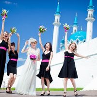 Невеста и её подружки в черных платьях