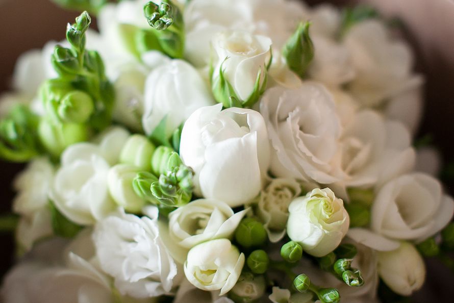Букет невесты из белых фрезий, роз и тюльпанов  - фото 2047752 Мастерская свадебной фотографии Елены Кузнецовой