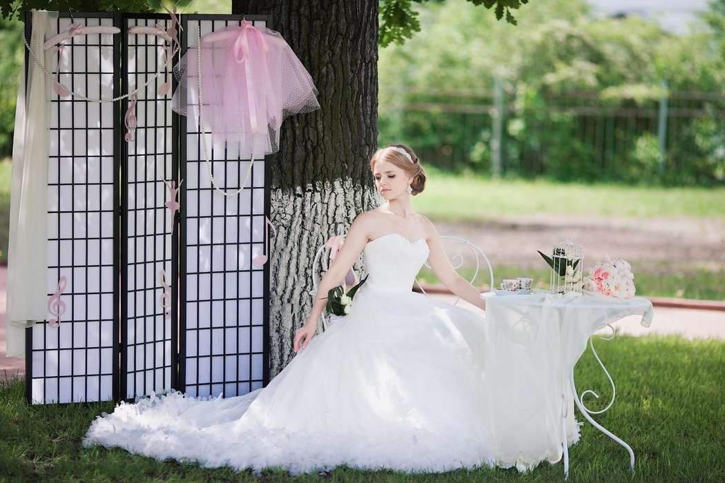 Невеста сидит под деревом возле маленького столика и ширмы - фото 1198643 BM Decor - студия декора и флористики
