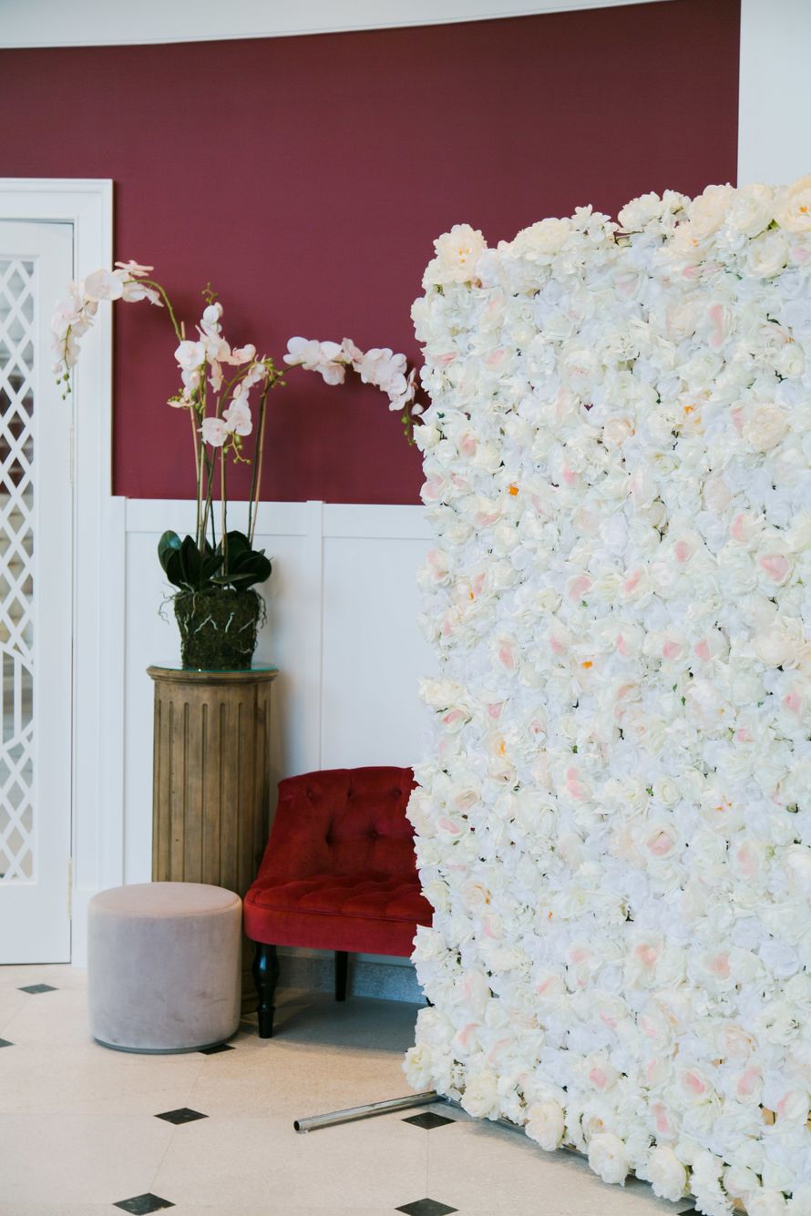 Бело-кремовая цветочная стена из пионов и роз в аренду