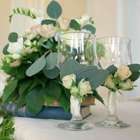 Бокалы жениха и невесты украшеные цветами