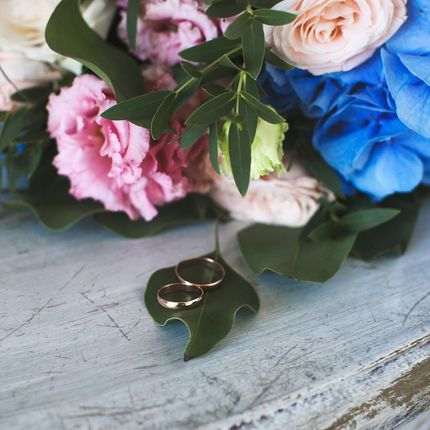 Букет невесты из голубой гортензии и садовых роз White Ohara
